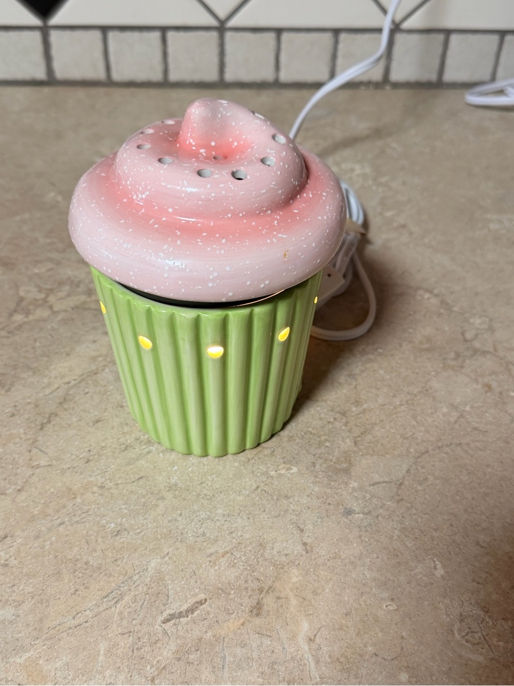 SCENTSY mid Size retired Cupcake ceramic wax warmer - Picture 3 of 7